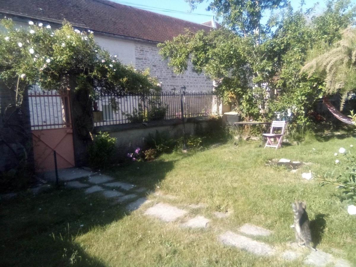 La Grille Fleurie, Chambres D'Hote Chez L'Habitant Arthonnay Exterior foto