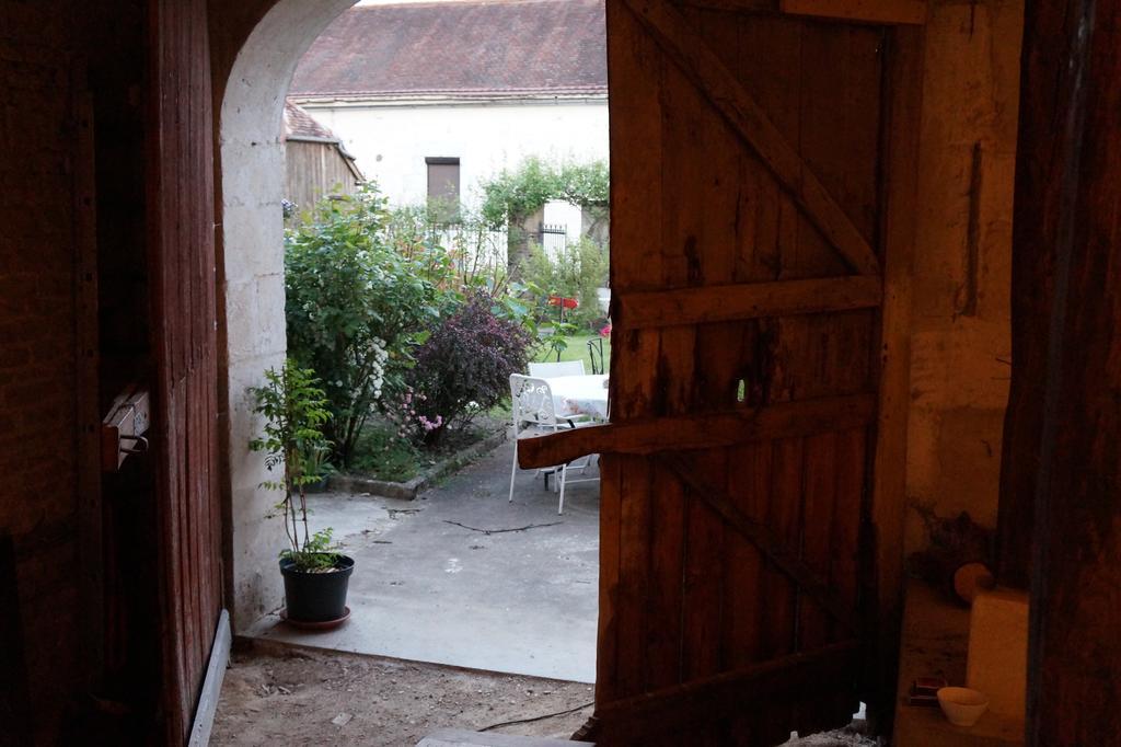La Grille Fleurie, Chambres D'Hote Chez L'Habitant Arthonnay Exterior foto